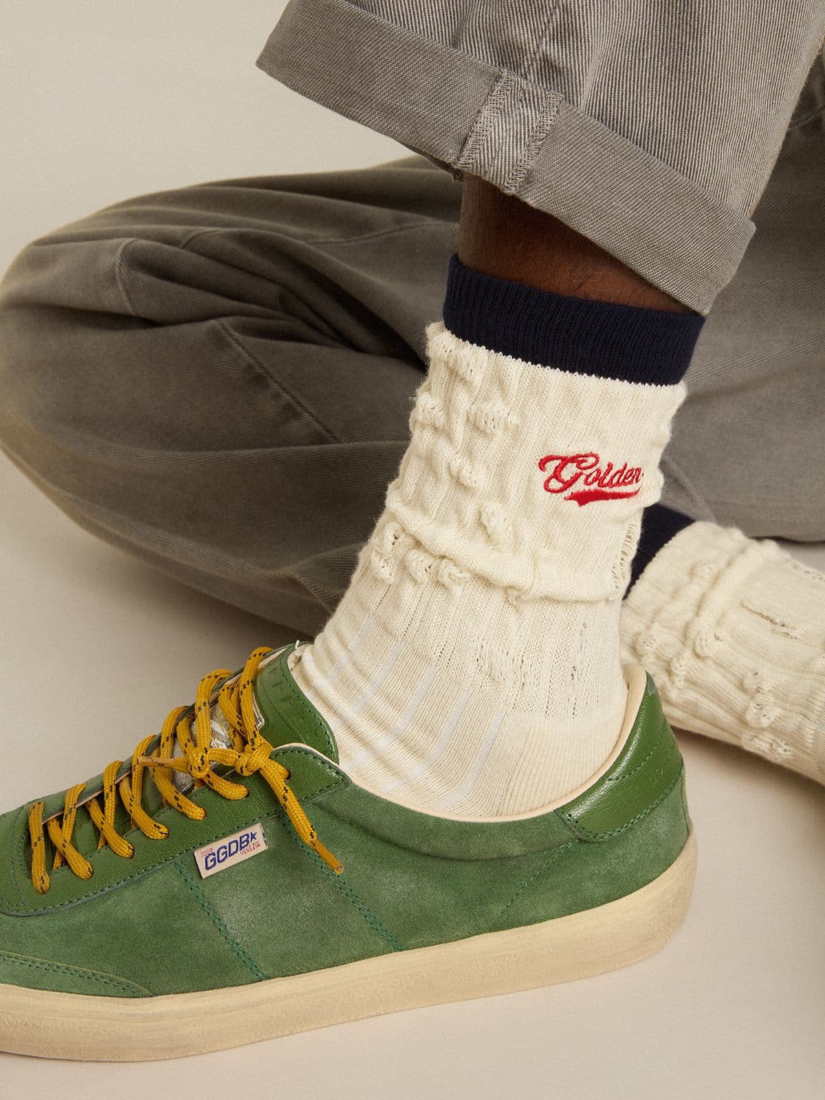Golden Goose - Sahneweiße Rippensocken mit marineblauen Details und rotem Logo  in 