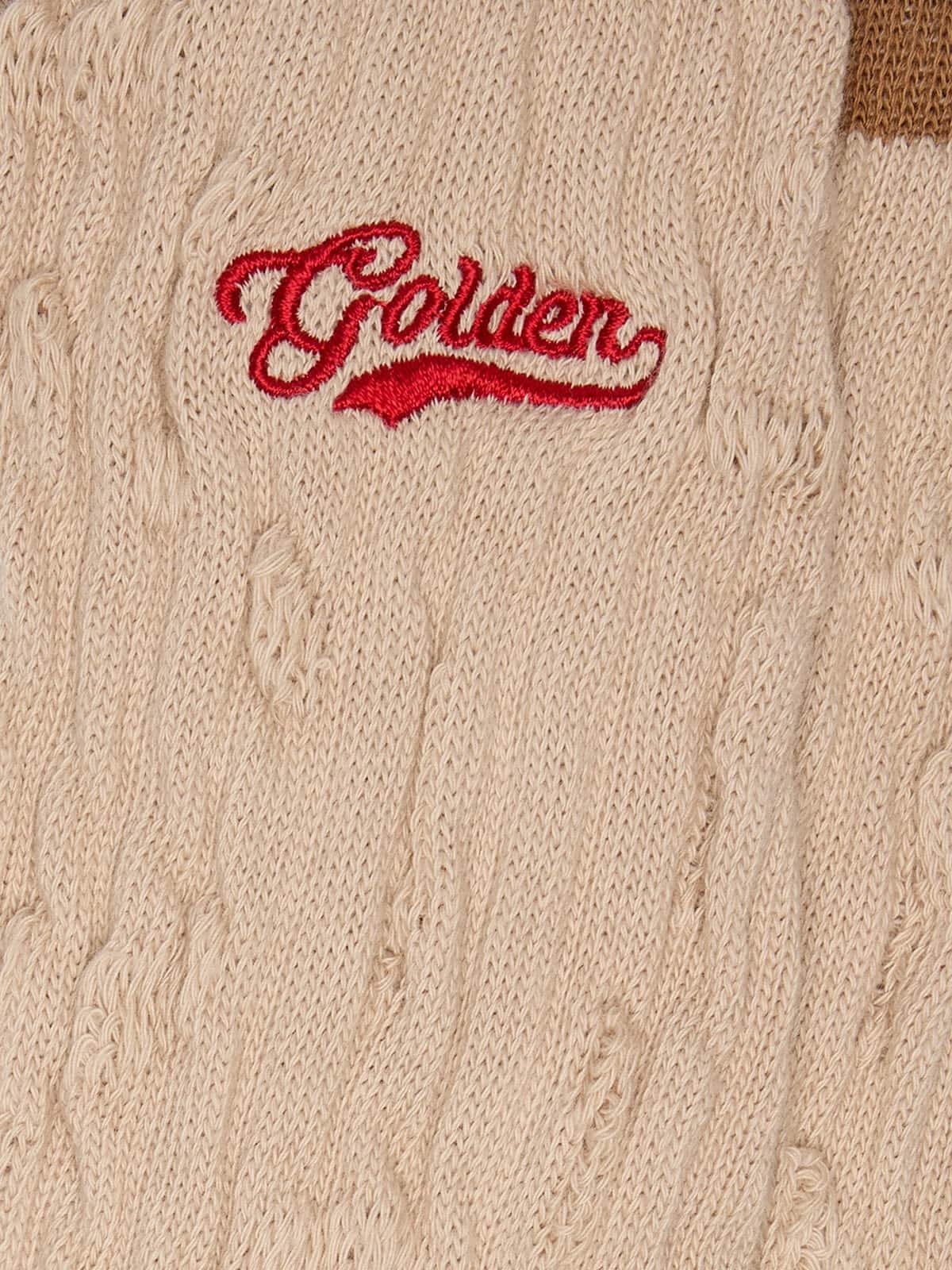 Calcetines de canal&eacute; de color beige con detalles marrones y logotipo rojo bordado