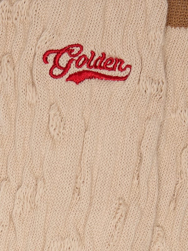 Gerippte beigefarbene Socken mit braunen Details und rotem Sticklogo