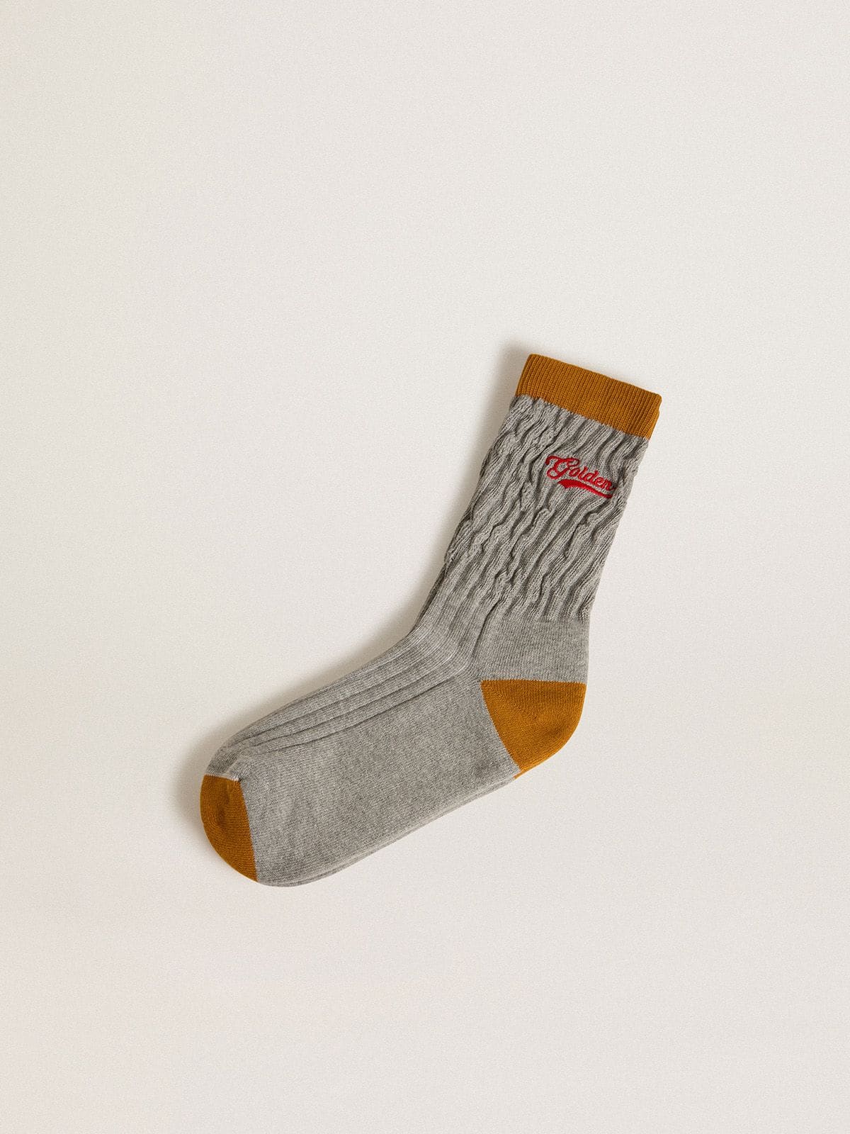 Golden Goose - Chaussettes côtelées grises avec détails orange et logo rouge  in 