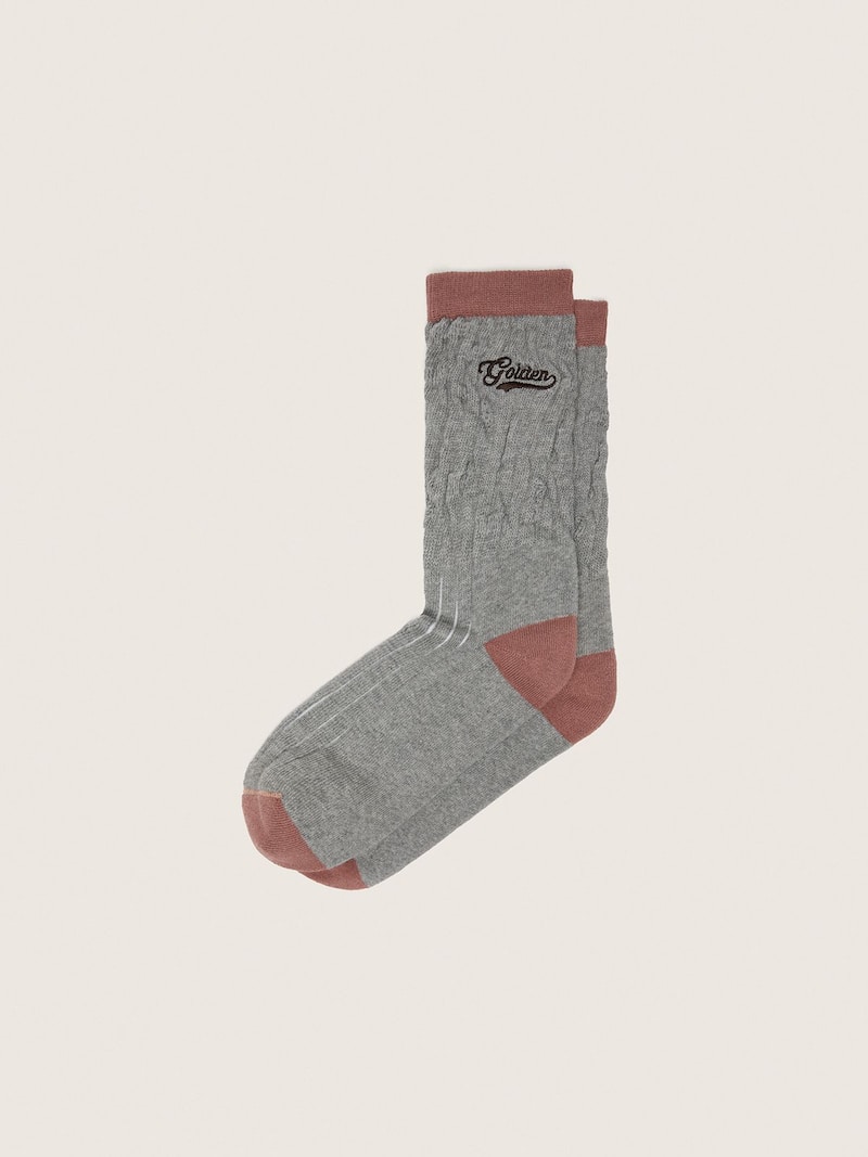 Calcetines de canal&eacute; de color gris jaspeado con detalles ladrillo y logotipo marr&oacute;n bordado