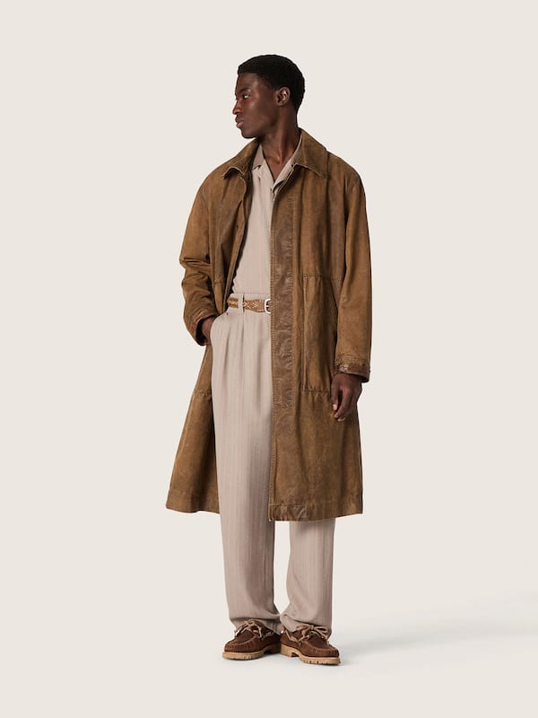 Unisex trench coat in brown waxed twill with leather details