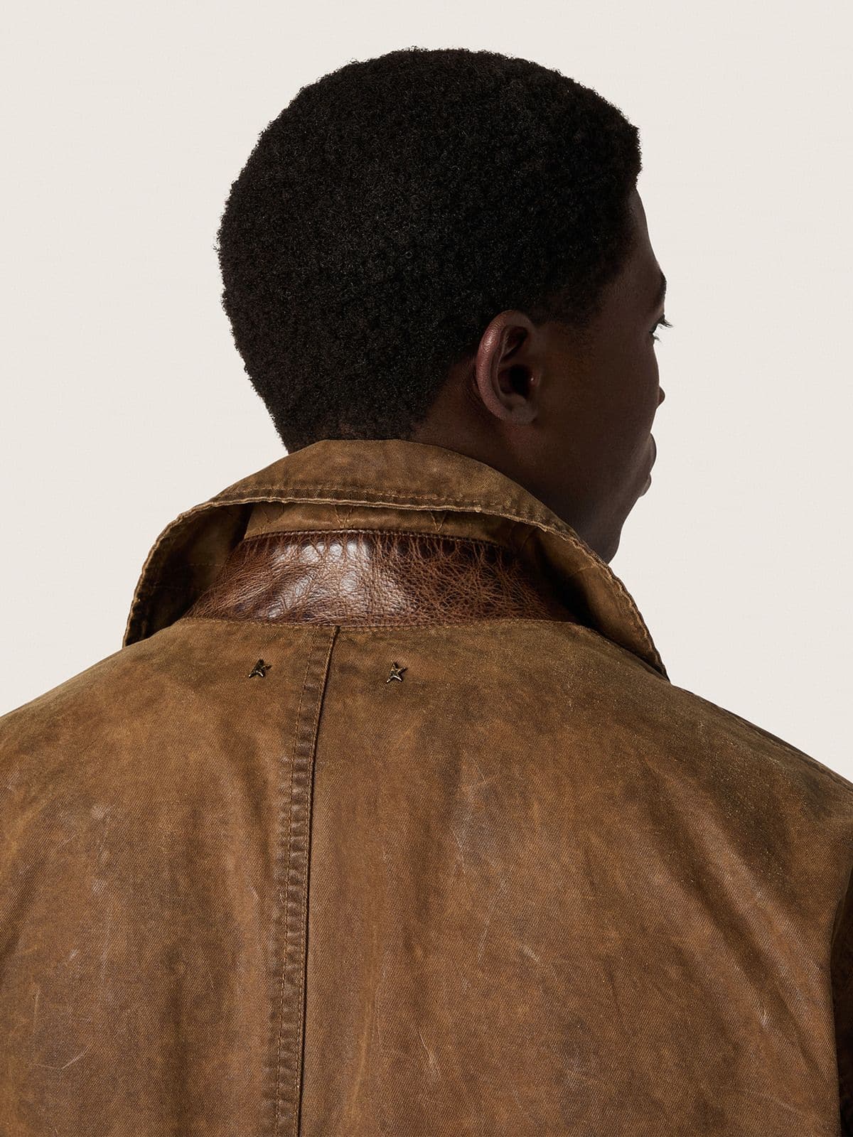 Golden Goose - Brauner Unisex-Trenchcoat aus gewachstem Twill mit Lederdetails in 