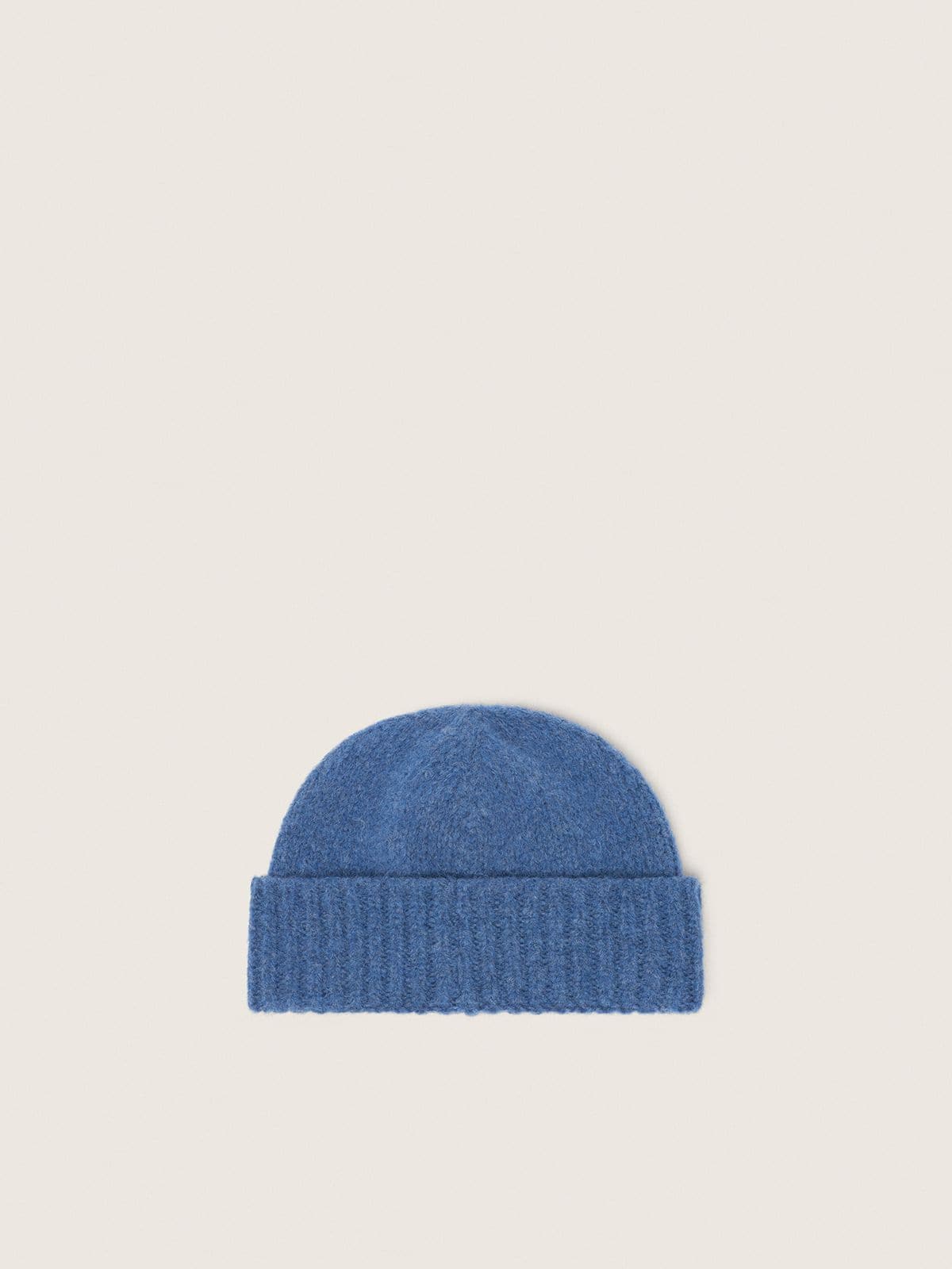 Gorro de lana de alpaca de color azul con etiqueta en contraste