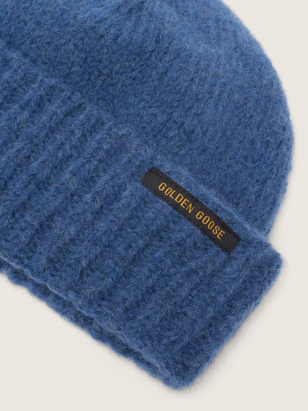 Gorro de lana de alpaca de color azul con etiqueta en contraste
