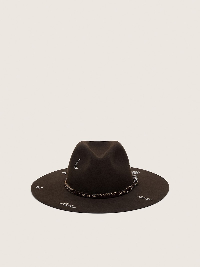 Chapeau Fedora marron fonc&eacute; avec bride en cuir et broderies blanches