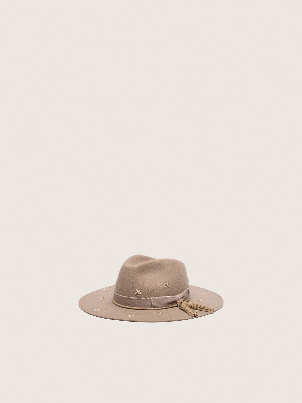 Golden Goose - Cappello Fedora di colore beige con cinturino doppio e ricami a forma di fiore con perline in 