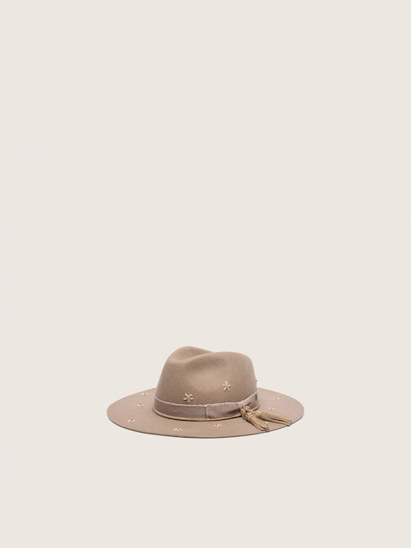 Beige fedora hat with double strap and flower embroidery with beads