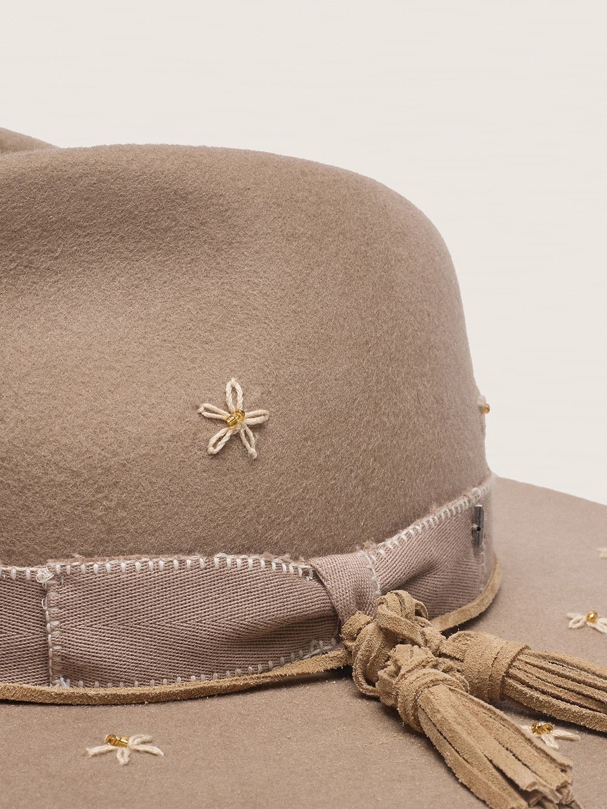 Chapeau Fedora beige avec double bride et broderies florales avec perles