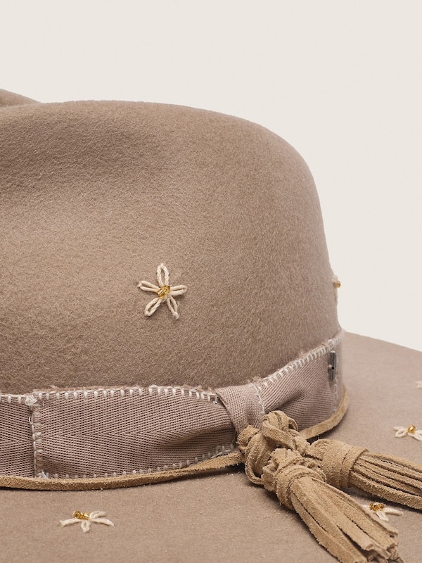 Beige fedora hat with double strap and flower embroidery with beads