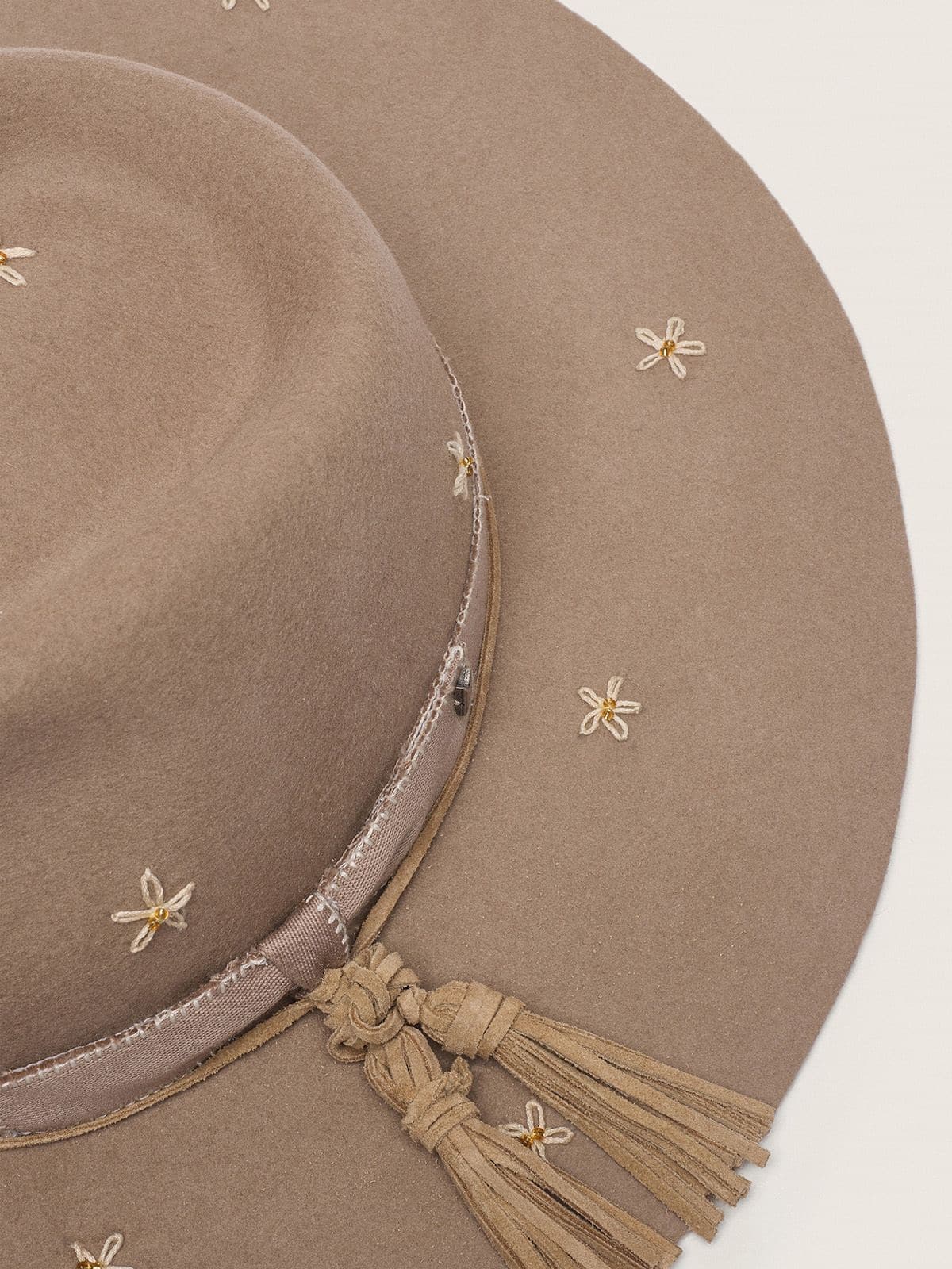Golden Goose - Cappello Fedora di colore beige con cinturino doppio e ricami a forma di fiore con perline in 
