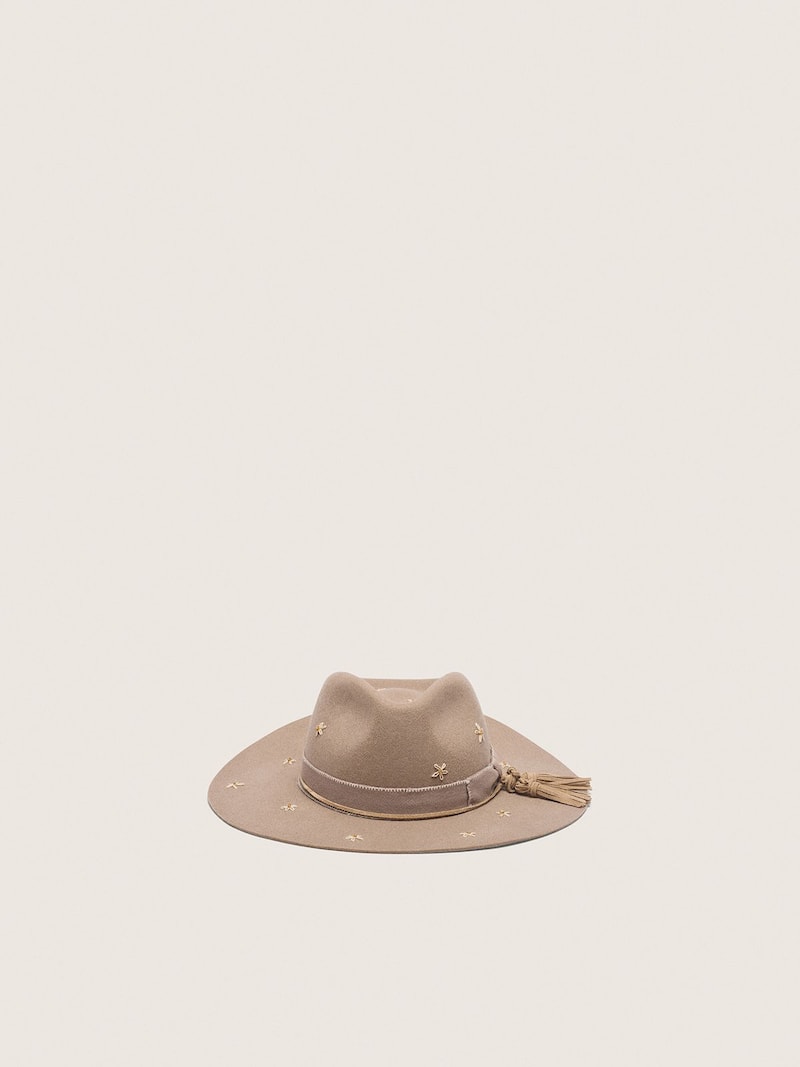 Chapeau Fedora beige avec double bride et broderies florales avec perles