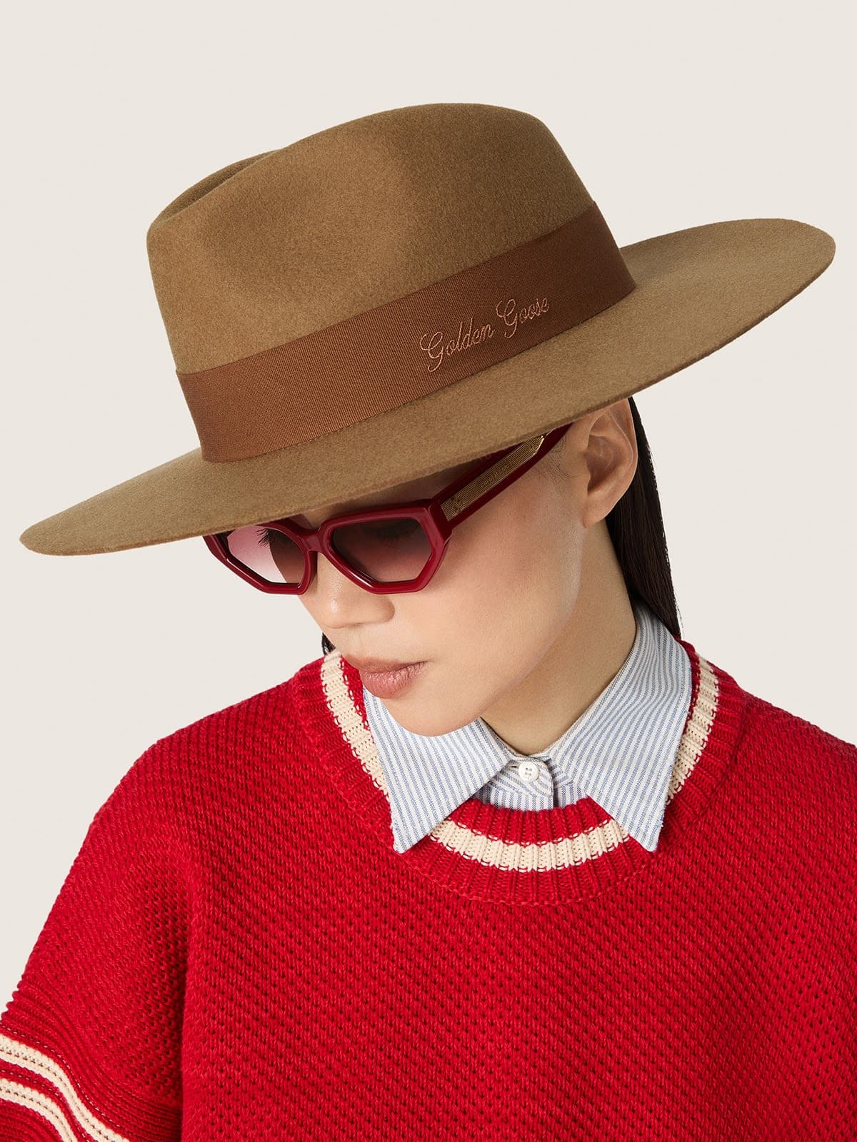 Chapeau Fedora beige avec bride en ruban et &eacute;toile argent&eacute;e