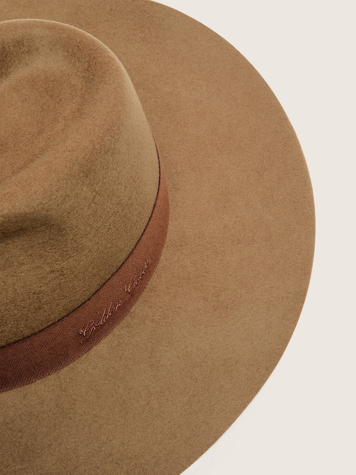 Golden Goose - Chapeau Fedora beige avec bride en ruban et &eacute;toile argent&eacute;e in 