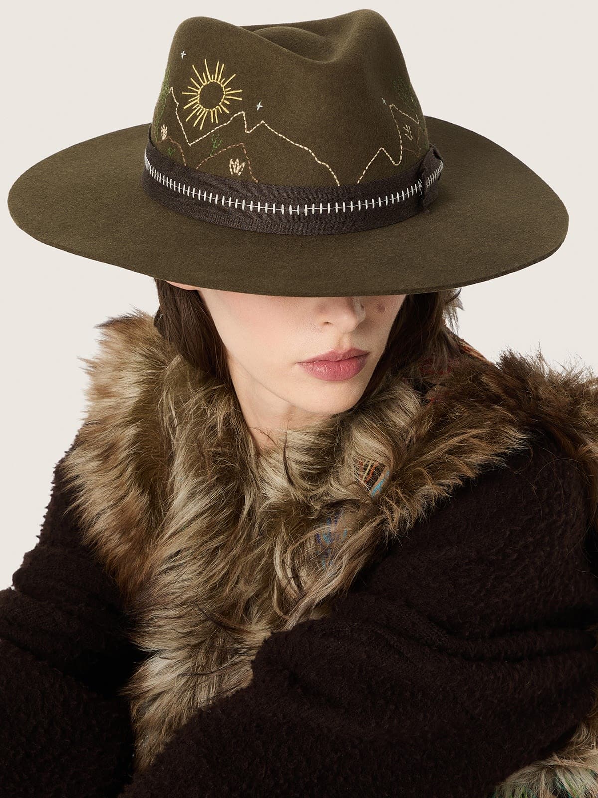 Chapeau Fedora vert olive avec ruban marron et broderies d&eacute;sert