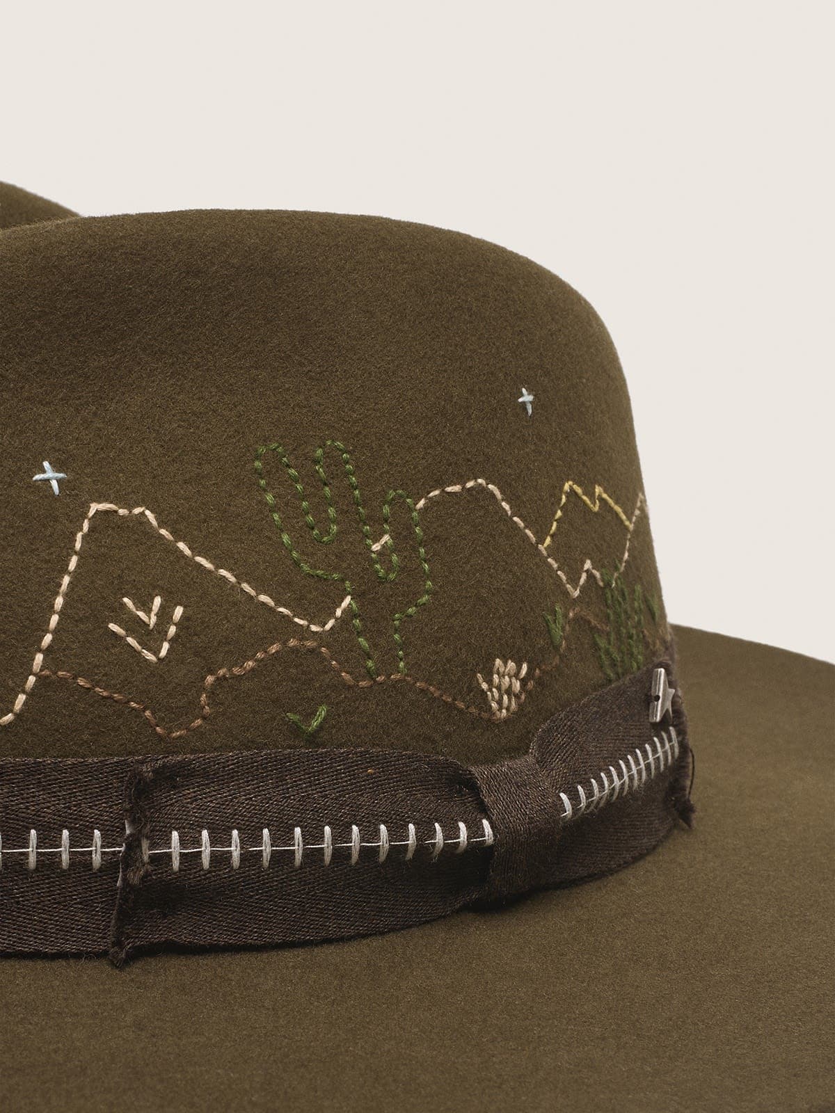 Golden Goose - Olivgr&uuml;ner Fedora mit braunem Band und Stickerei mit W&uuml;stenmotiv in 