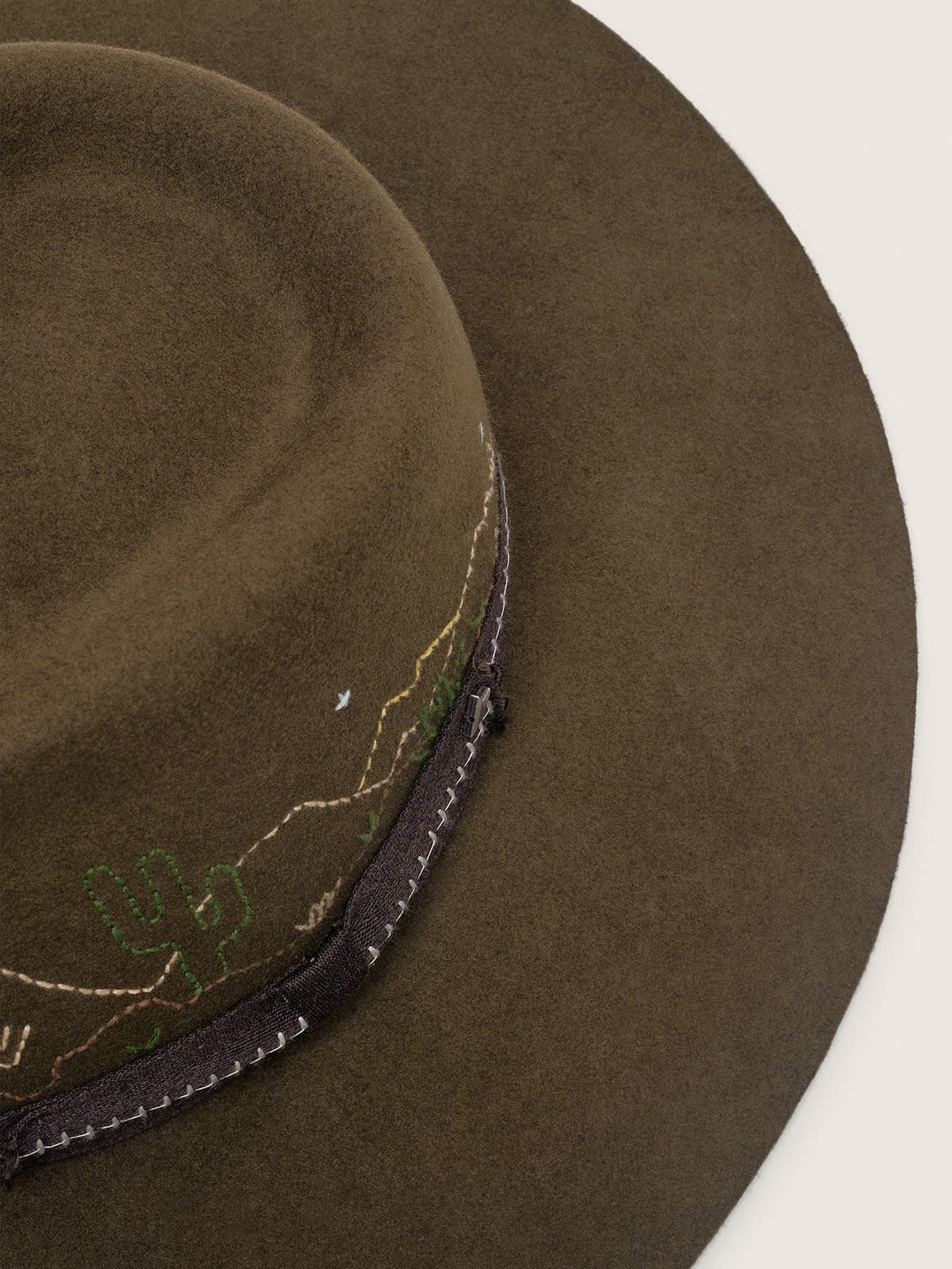 Golden Goose - Olivgr&uuml;ner Fedora mit braunem Band und Stickerei mit W&uuml;stenmotiv in 