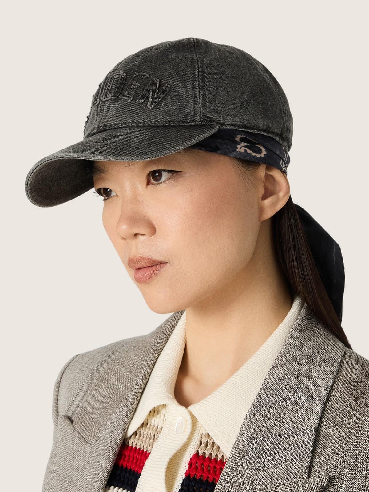 Golden Goose - Cappellino da baseball di colore antracite con patch "Golden" ton sur ton in 