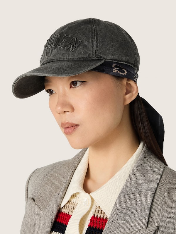Gorra de b&eacute;isbol de color antracita con parche &laquo;Golden&raquo; tono sobre tono