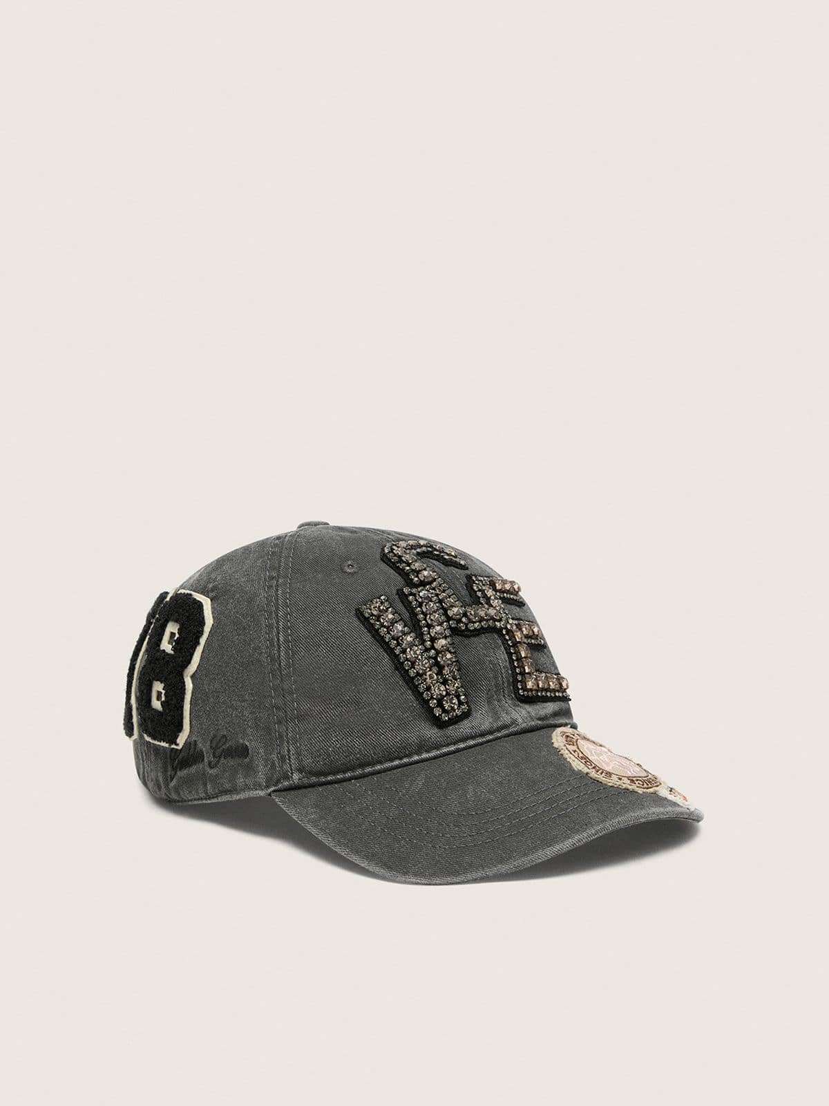 Casquette de baseball gris anthracite avec patch &laquo;&nbsp;V.C.E.&nbsp;&raquo; en cristaux noirs et patchs h&eacute;ritage