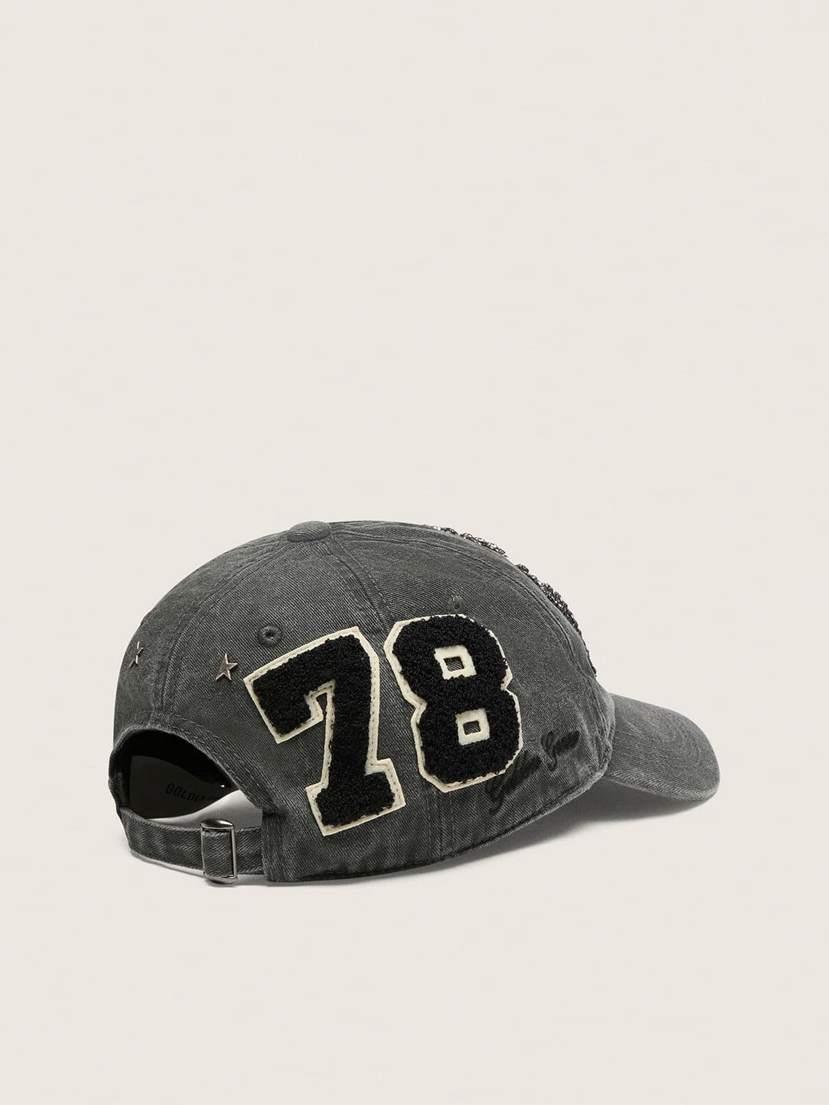 Casquette de baseball gris anthracite avec patch &laquo;&nbsp;V.C.E.&nbsp;&raquo; en cristaux noirs et patchs h&eacute;ritage