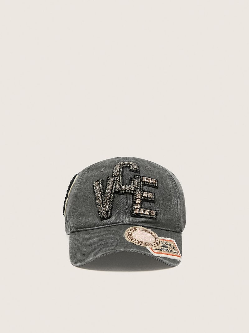 Casquette de baseball gris anthracite avec patch &laquo;&nbsp;V.C.E.&nbsp;&raquo; en cristaux noirs et patchs h&eacute;ritage