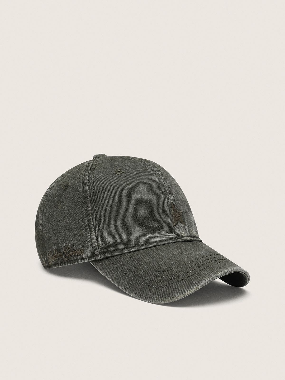 Baseballcap in dunklem Olivgr&uuml;n mit Ton in Ton gehaltenem Stickstern