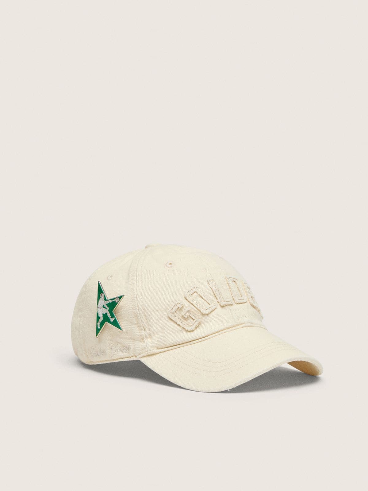 Golden Goose - Bon&eacute; creme com patch &ldquo;Golden&rdquo; tom sobre tom e pin verde em forma de estrela in 