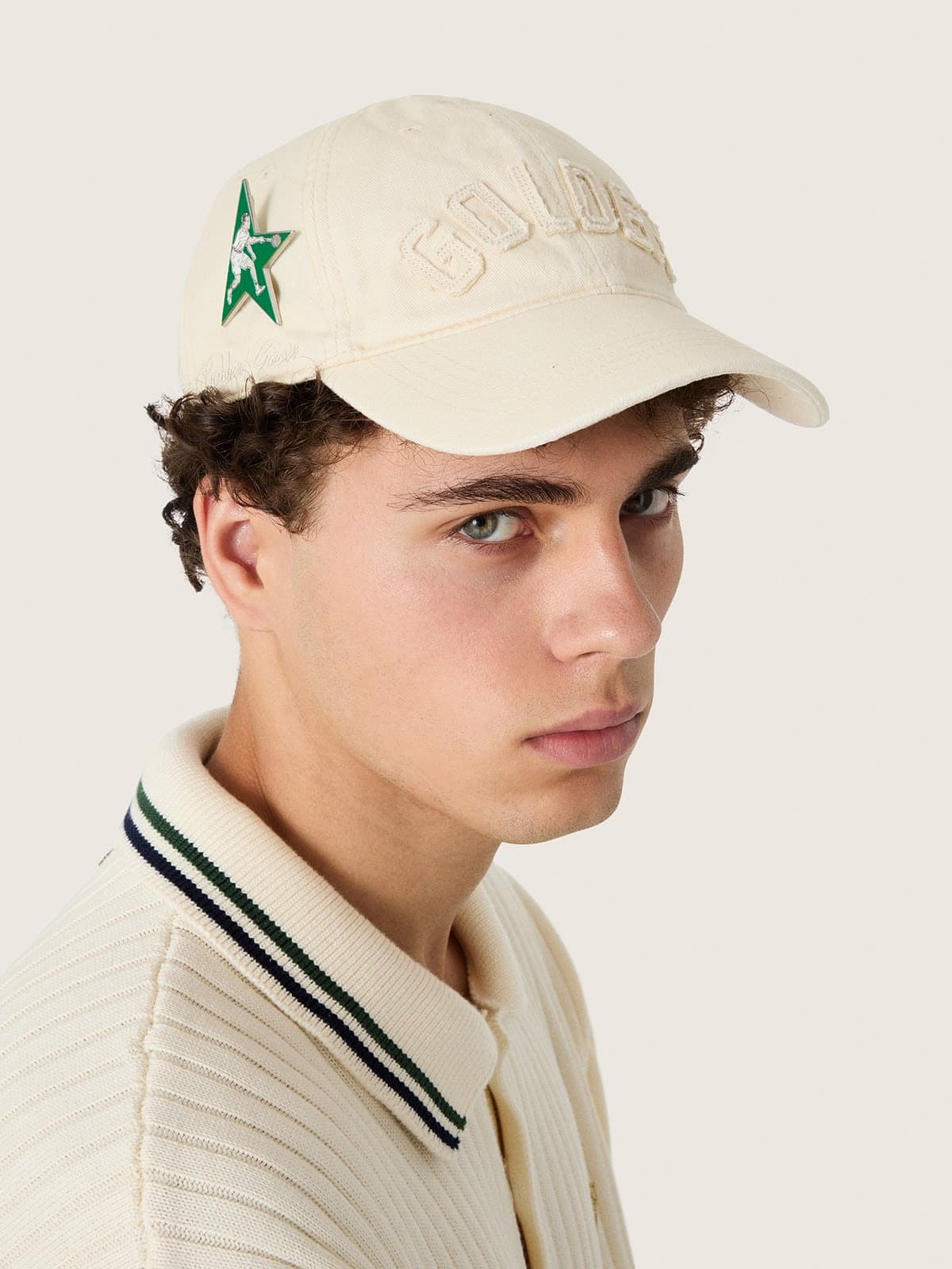 Golden Goose - Bon&eacute; creme com patch &ldquo;Golden&rdquo; tom sobre tom e pin verde em forma de estrela in 