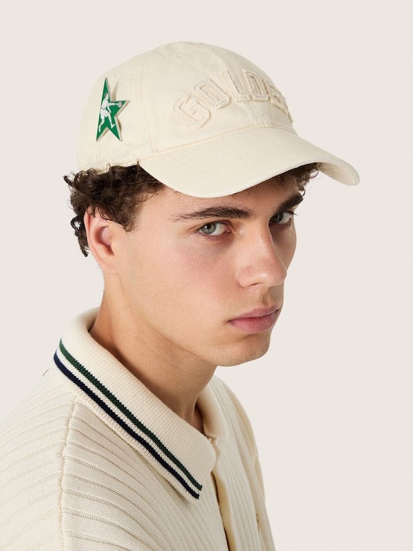 Casquette de baseball cr&egrave;me avec patch &laquo;Golden&raquo; ton sur ton et pin&rsquo;s vert en forme d&rsquo;&eacute;toile