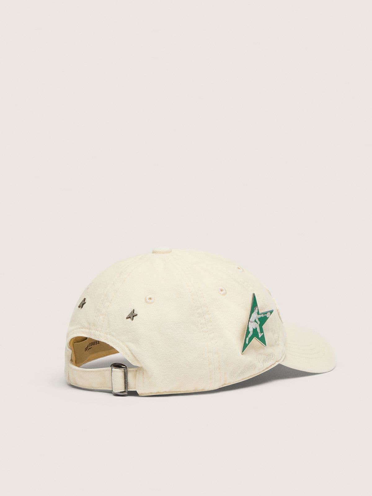 Golden Goose - Bon&eacute; creme com patch &ldquo;Golden&rdquo; tom sobre tom e pin verde em forma de estrela in 