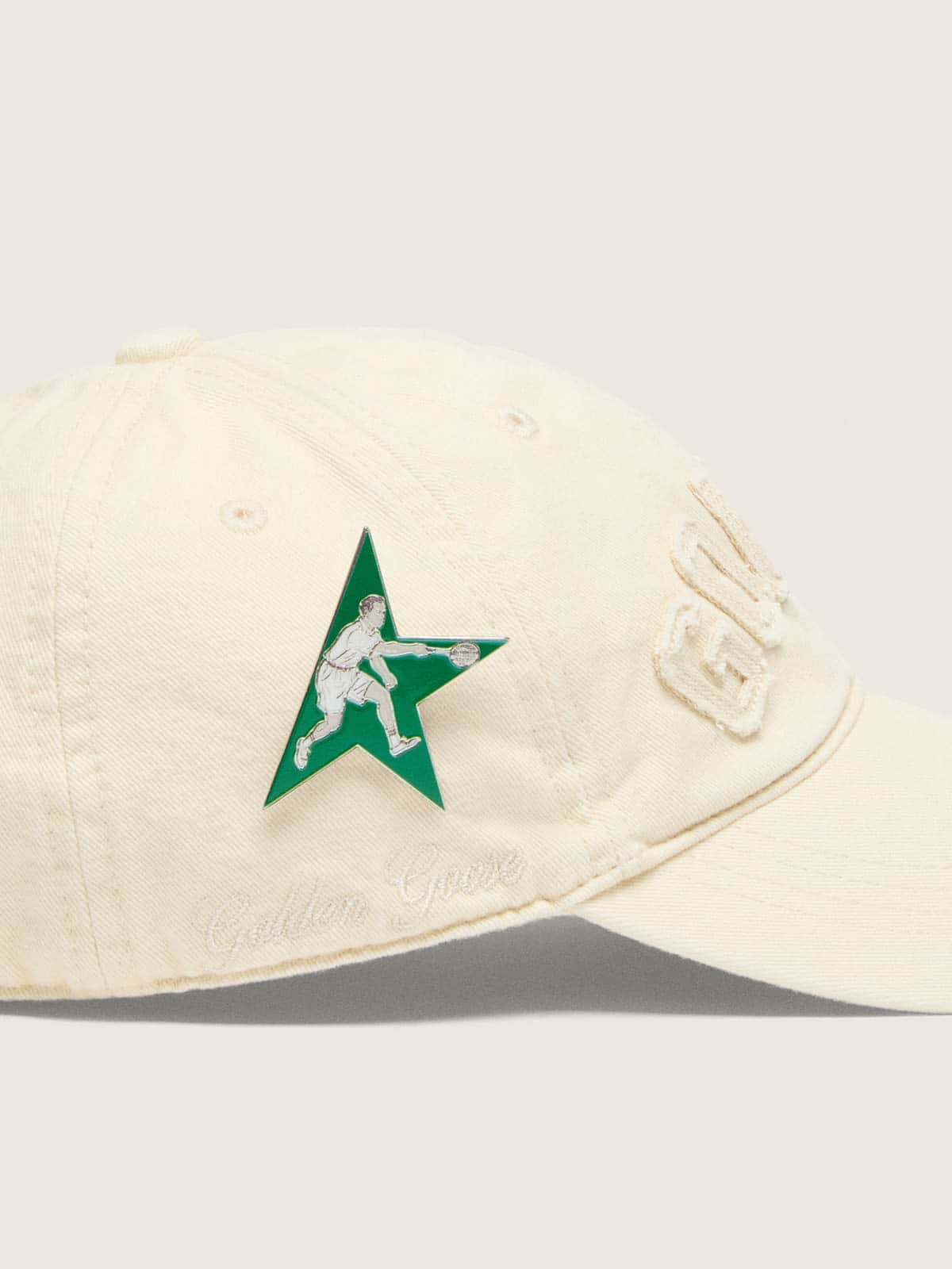 Golden Goose - Bon&eacute; creme com patch &ldquo;Golden&rdquo; tom sobre tom e pin verde em forma de estrela in 