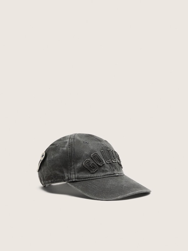 Anthracite baseball cap with a tone-on-tone &ldquo;Golden&rdquo; patch and a tennis racket pin