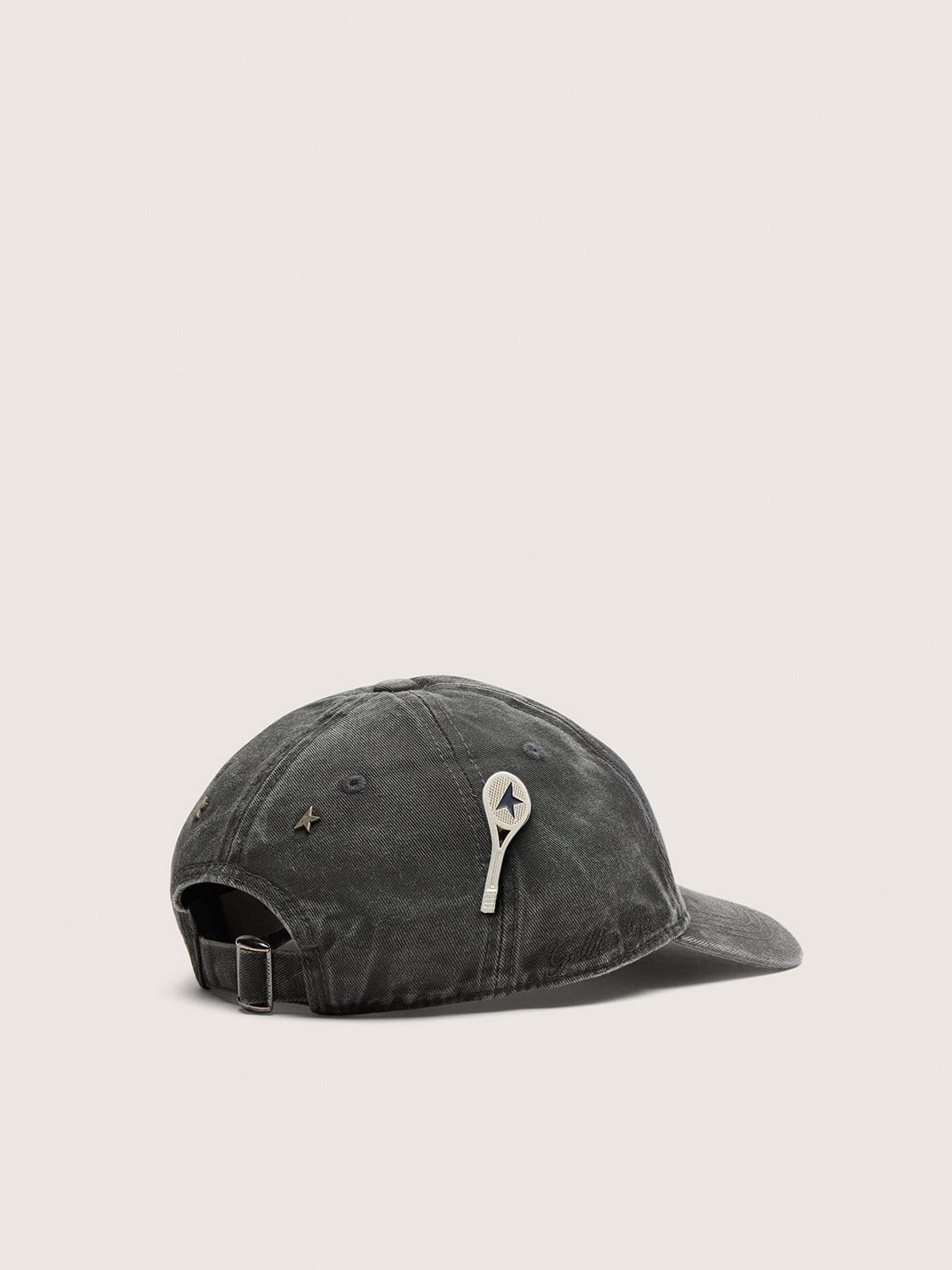 Anthracite baseball cap with a tone-on-tone &ldquo;Golden&rdquo; patch and a tennis racket pin