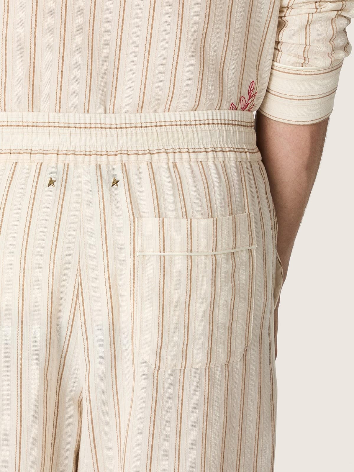 Golden Goose - Pantaloni jogging unisex in cotone e lino a righe &eacute;cru e sabbia in 