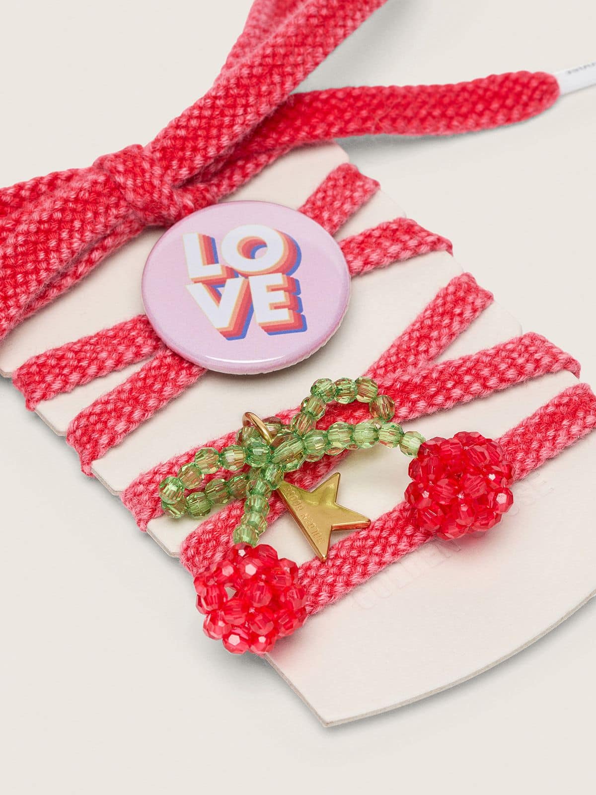 Golden Goose - Lacets Skins « Playful » rouges avec broche rose e charm en forme de cerises in 