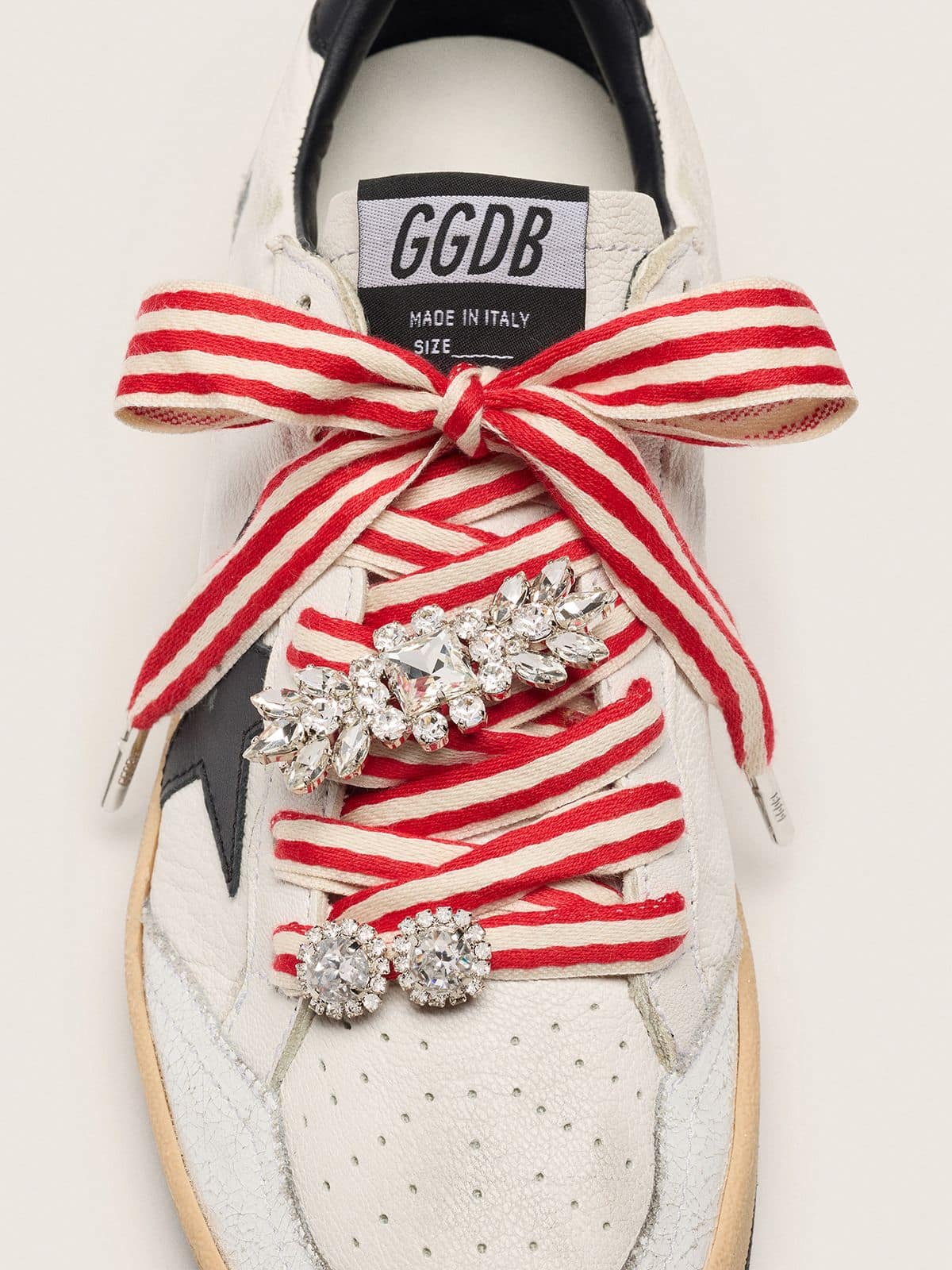 Golden Goose - Skin “Playful” cadarço listrado vermelho e bege com dois pingentes aplicados in 