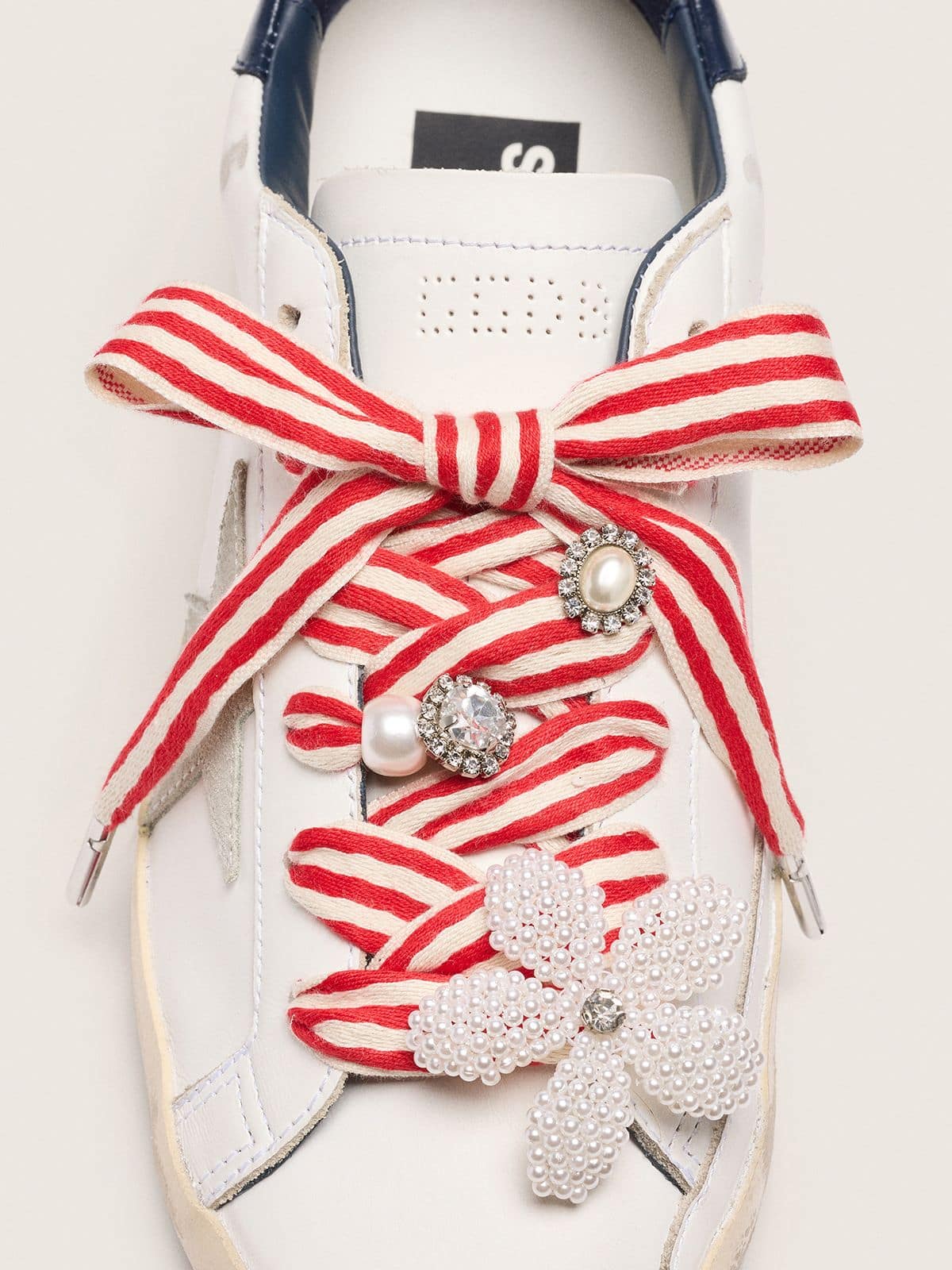 Golden Goose - Skin "Playful" laccio a righe rosse e beige con charm applicati in 