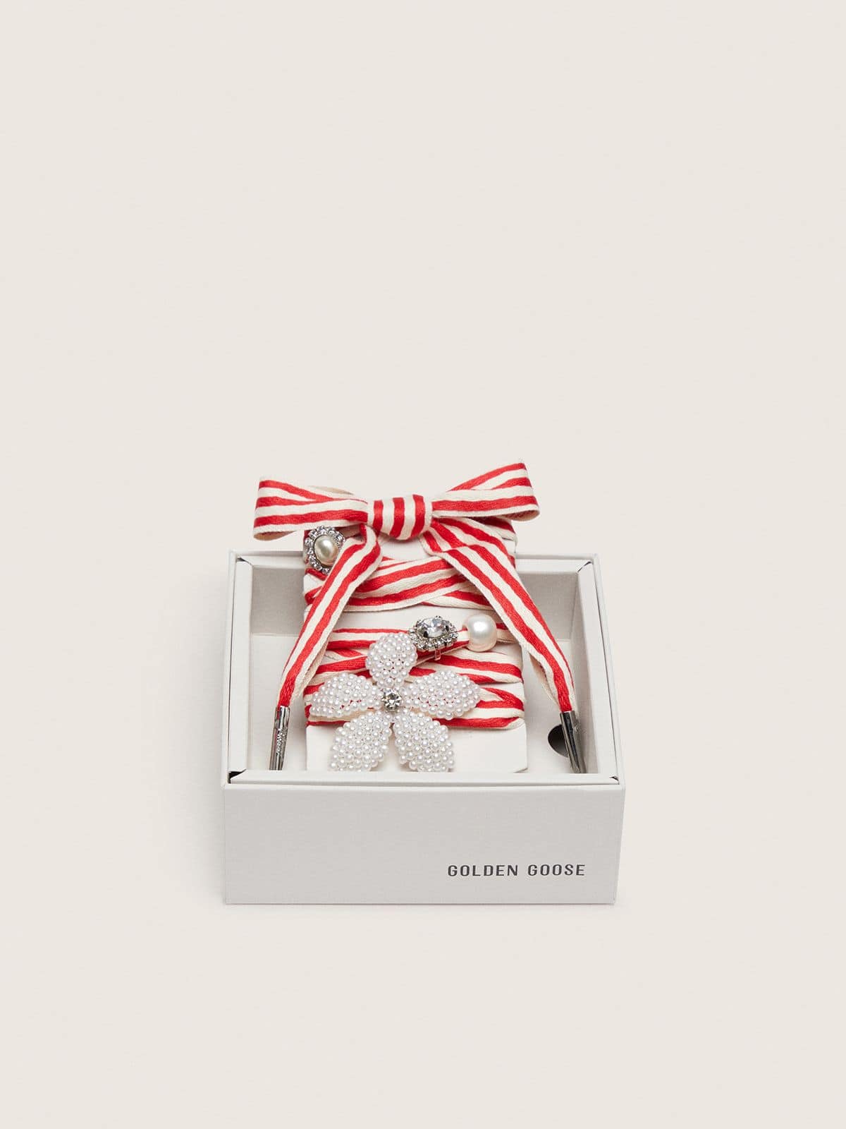 Golden Goose - Skin "Playful" laccio a righe rosse e beige con charm applicati in 