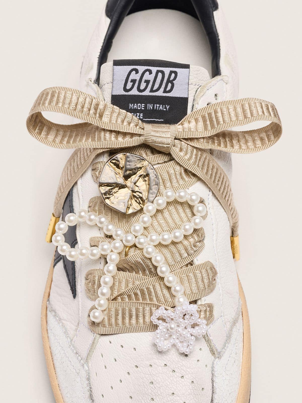 Golden Goose - Skin "Sparkling" laccio ricamato beige con charm di perline e charm dorato applicati in 