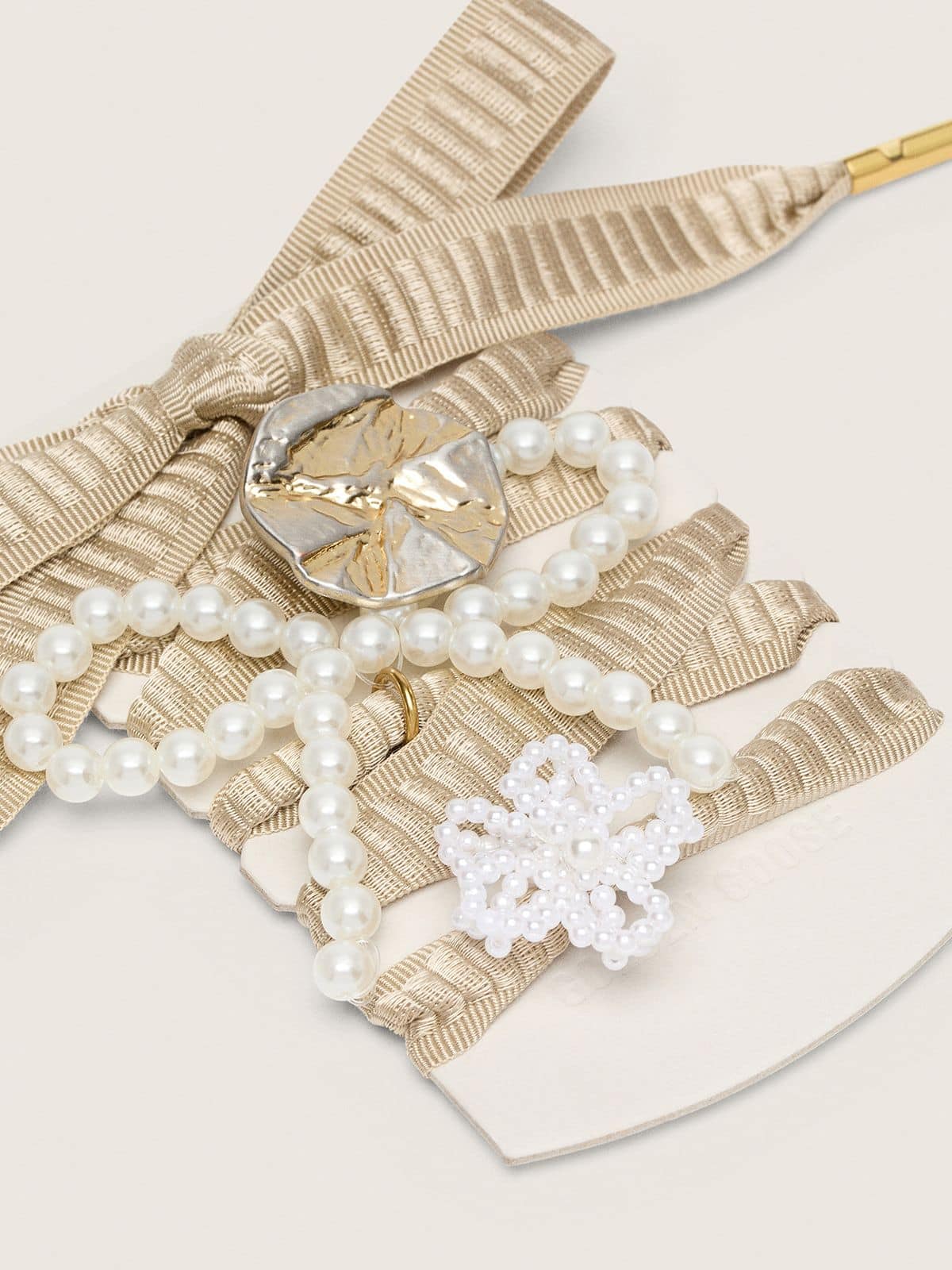 Golden Goose - Skin "Sparkling" laccio ricamato beige con charm di perline e charm dorato applicati in 