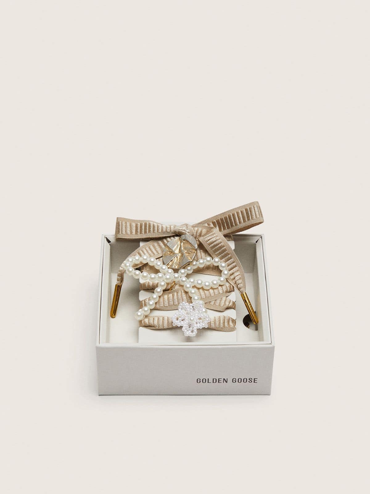 Golden Goose - Skin "Sparkling" laccio ricamato beige con charm di perline e charm dorato applicati in 