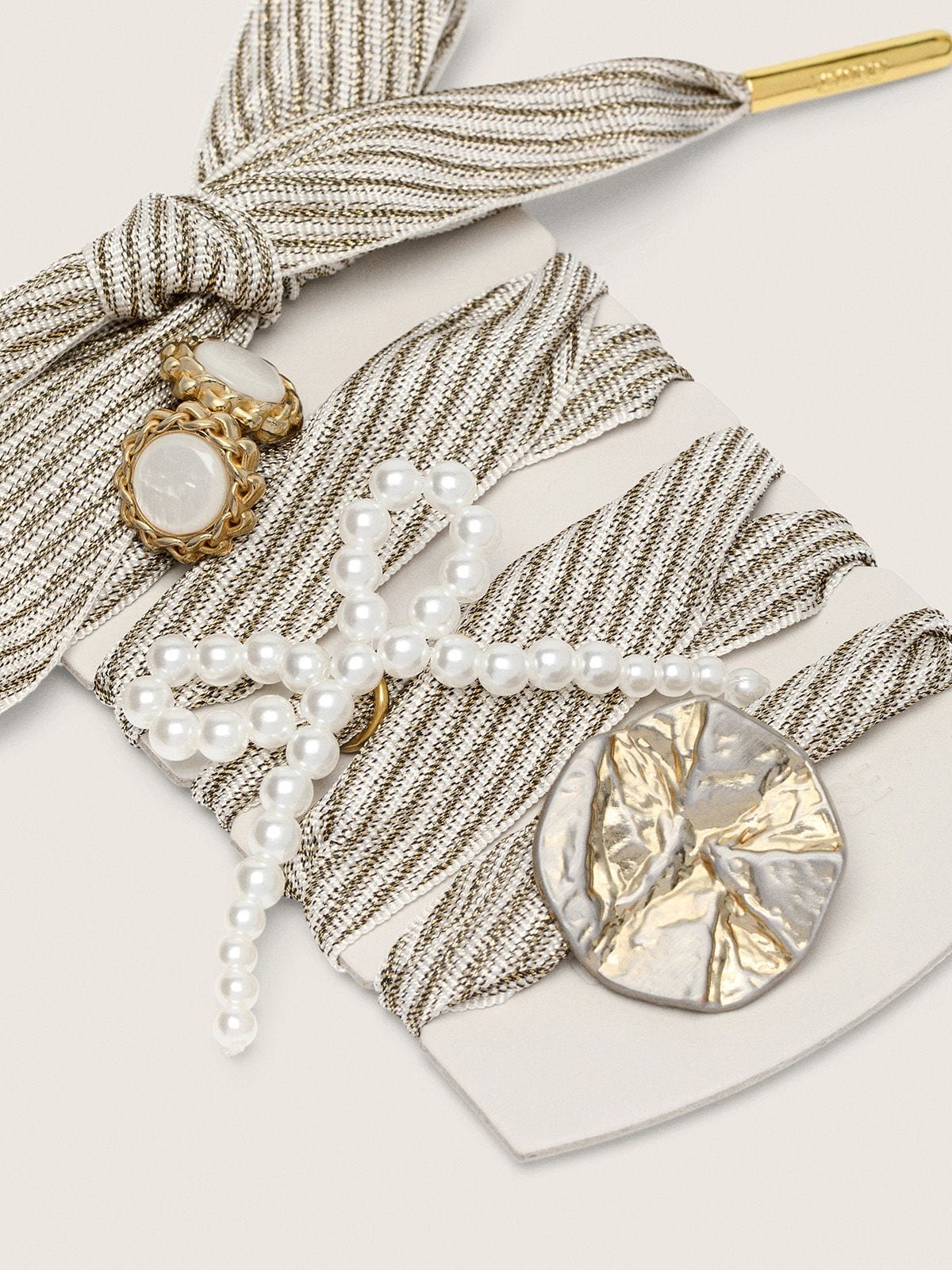 Golden Goose - Skins "Sparkling" laccio a righe bianco e oro con charm applicati in 