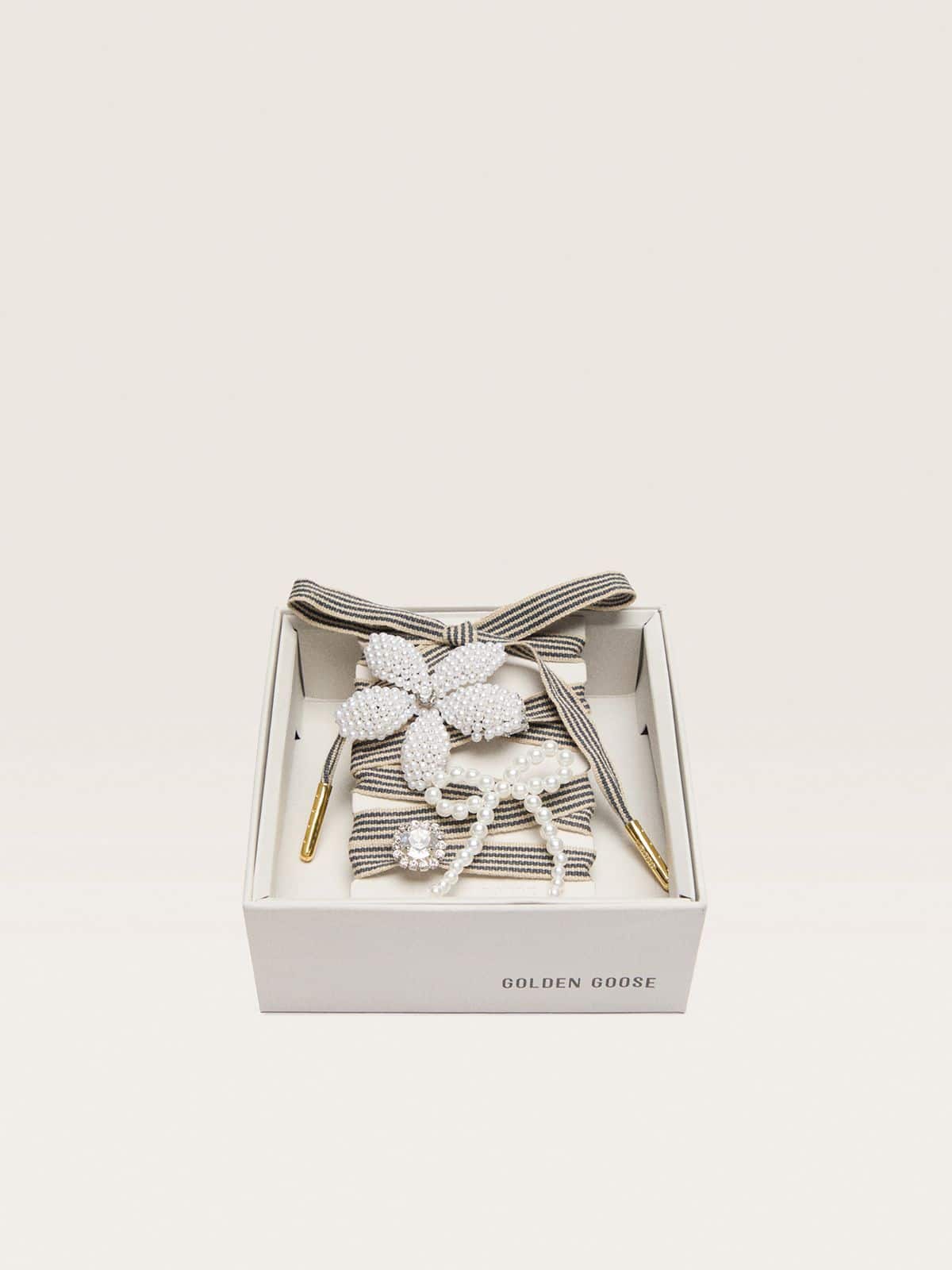 비즈와 반짝이는 참 장식 스킨 스파클링 블랙과 베이지 스트라이프 슈레이스