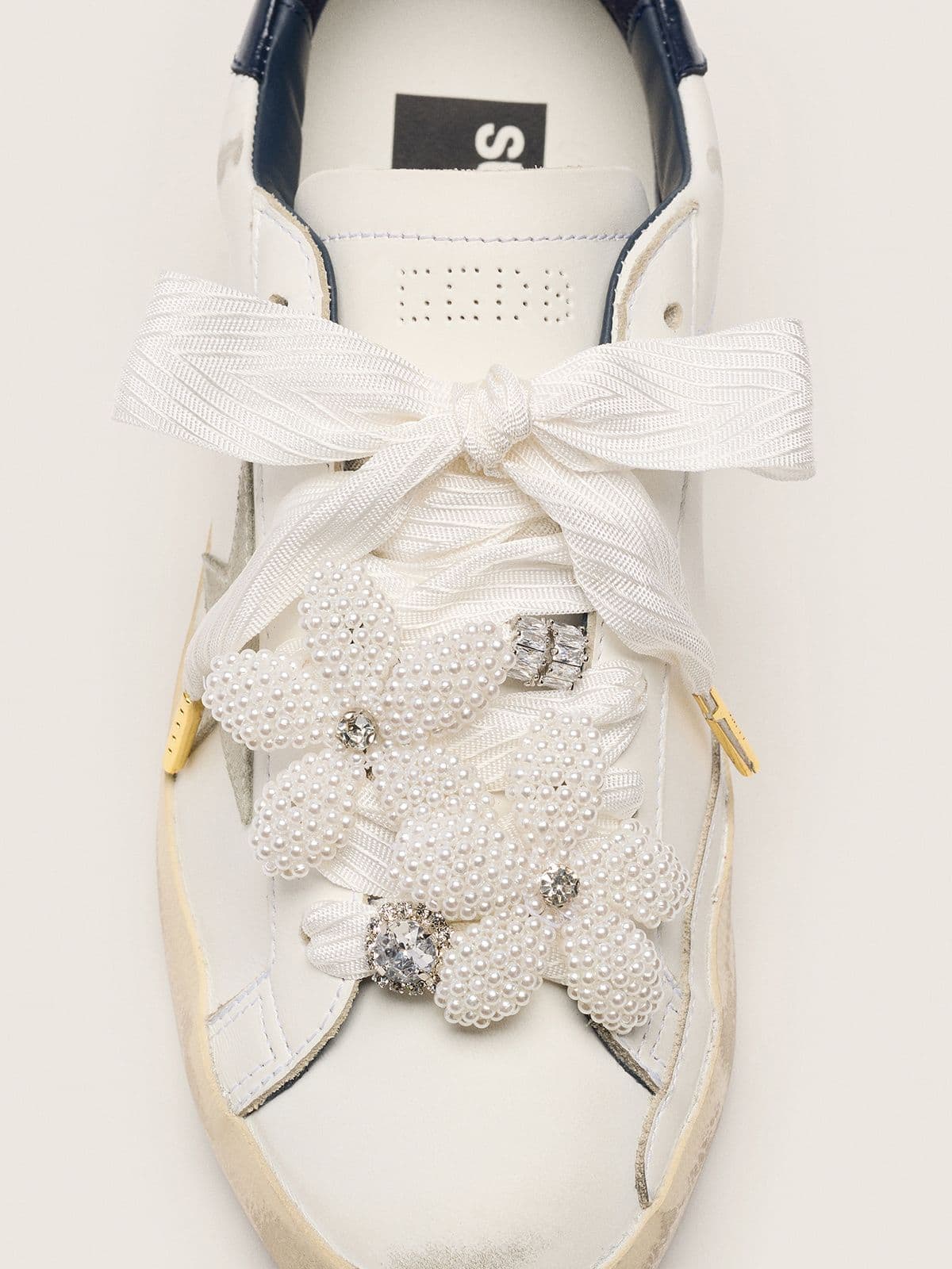 Golden Goose - Lacets Skins « Sparkling » à rayures crème avec charms en perles et charms cristaux in 