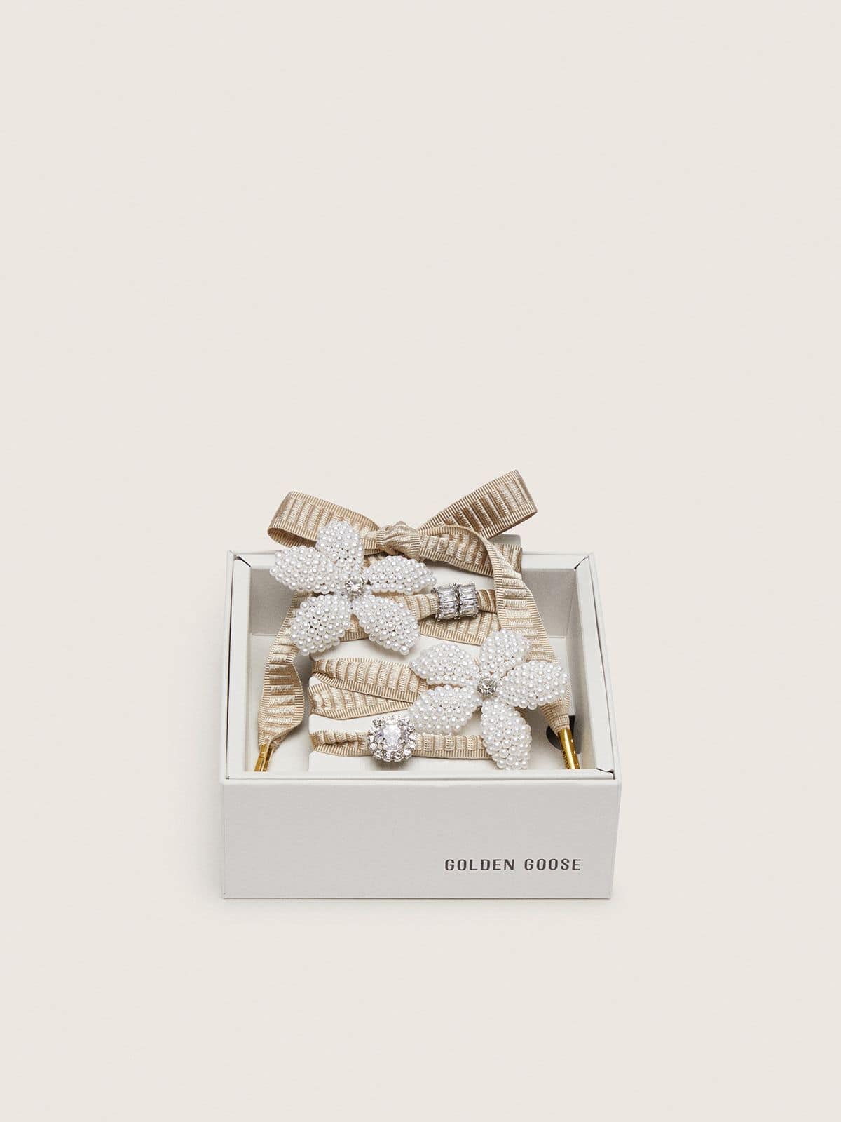 Golden Goose - Lacets Skins « Sparkling » brodés beiges avec charms en perles et charms cristaux in 
