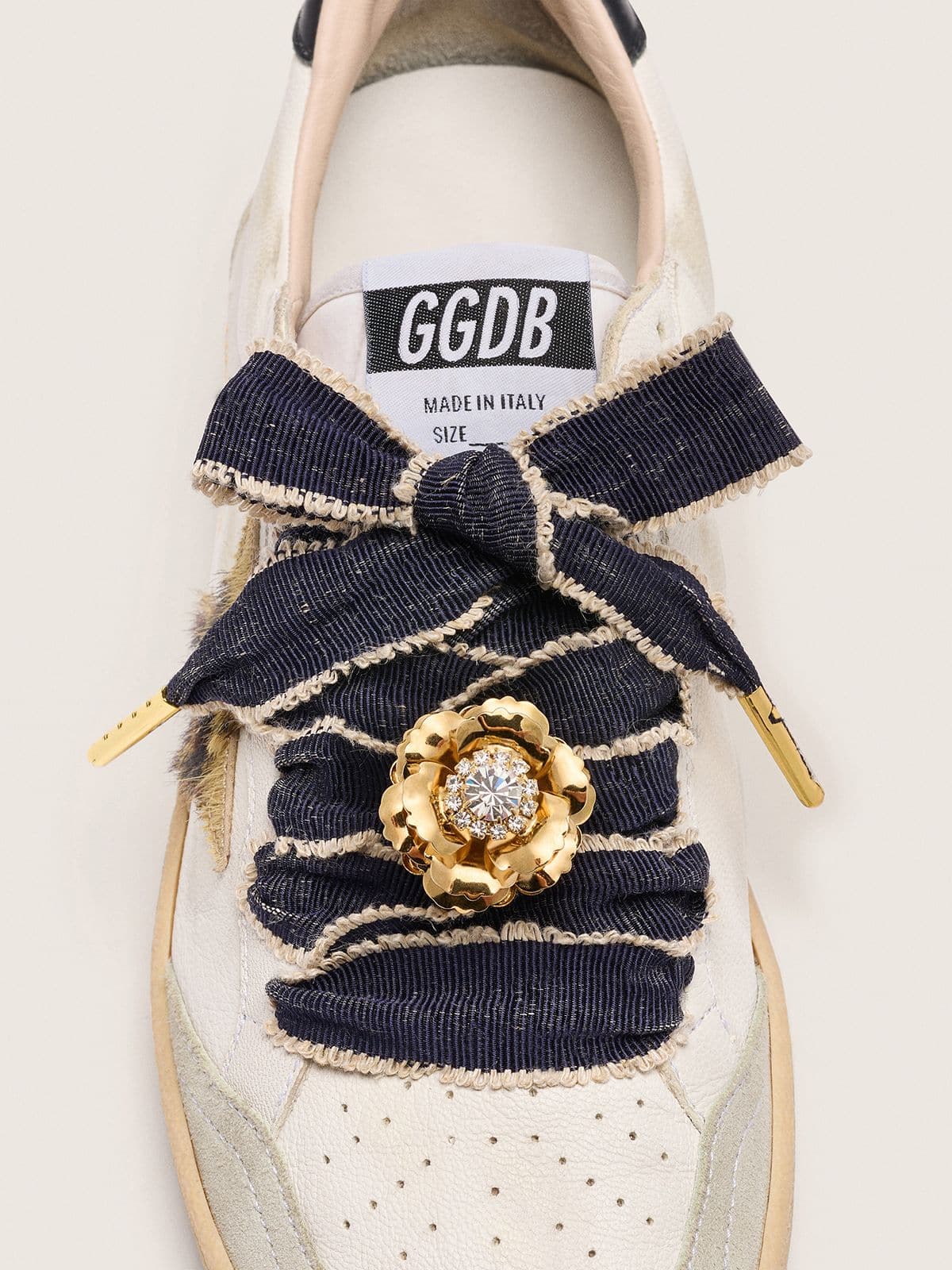 Golden Goose - Skin "Sparkling" laccio blu denim con rifiniture color beige e un charm dorato applicato in 