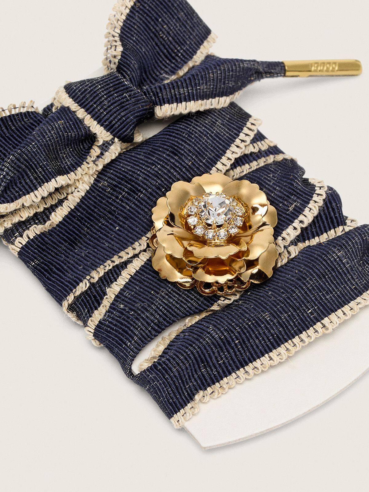 Golden Goose - Skin "Sparkling" laccio blu denim con rifiniture color beige e un charm dorato applicato in 