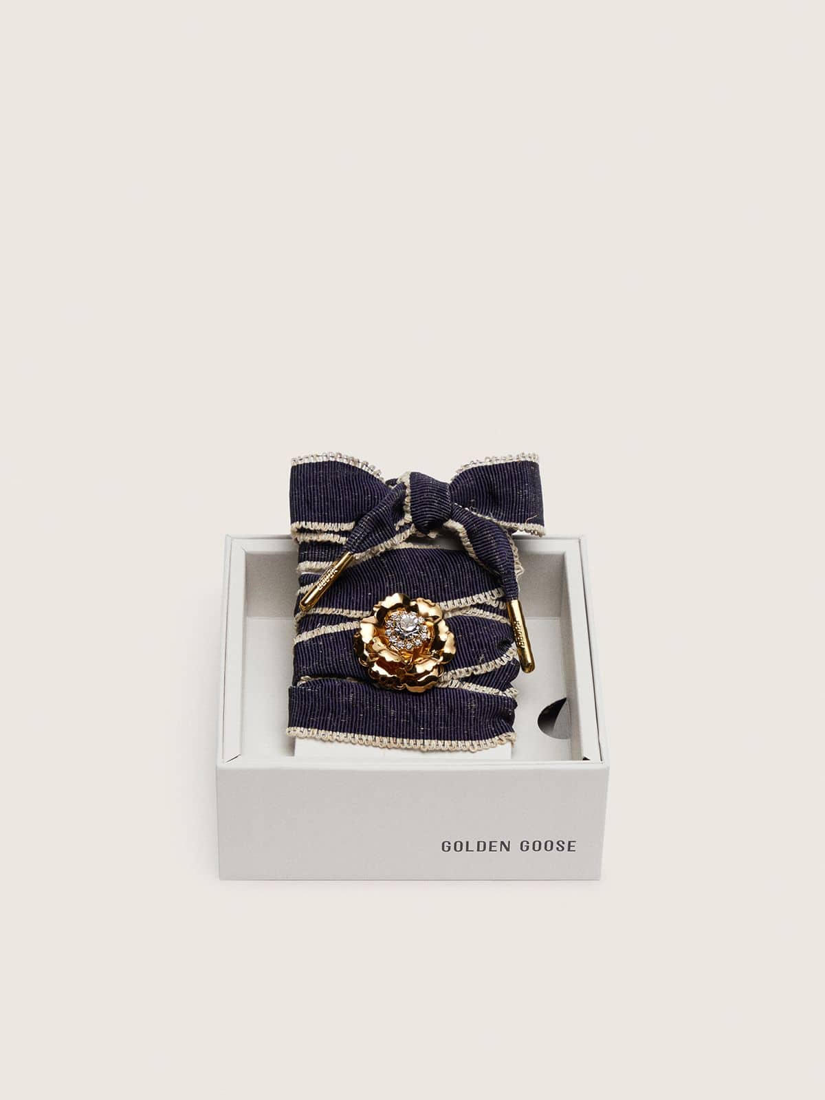 Golden Goose - Skin "Sparkling" laccio blu denim con rifiniture color beige e un charm dorato applicato in 