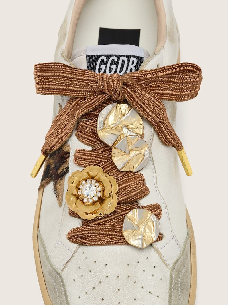 Golden Goose - Skins laccio ricamato color bordeaux e pesca con charm applicati in 